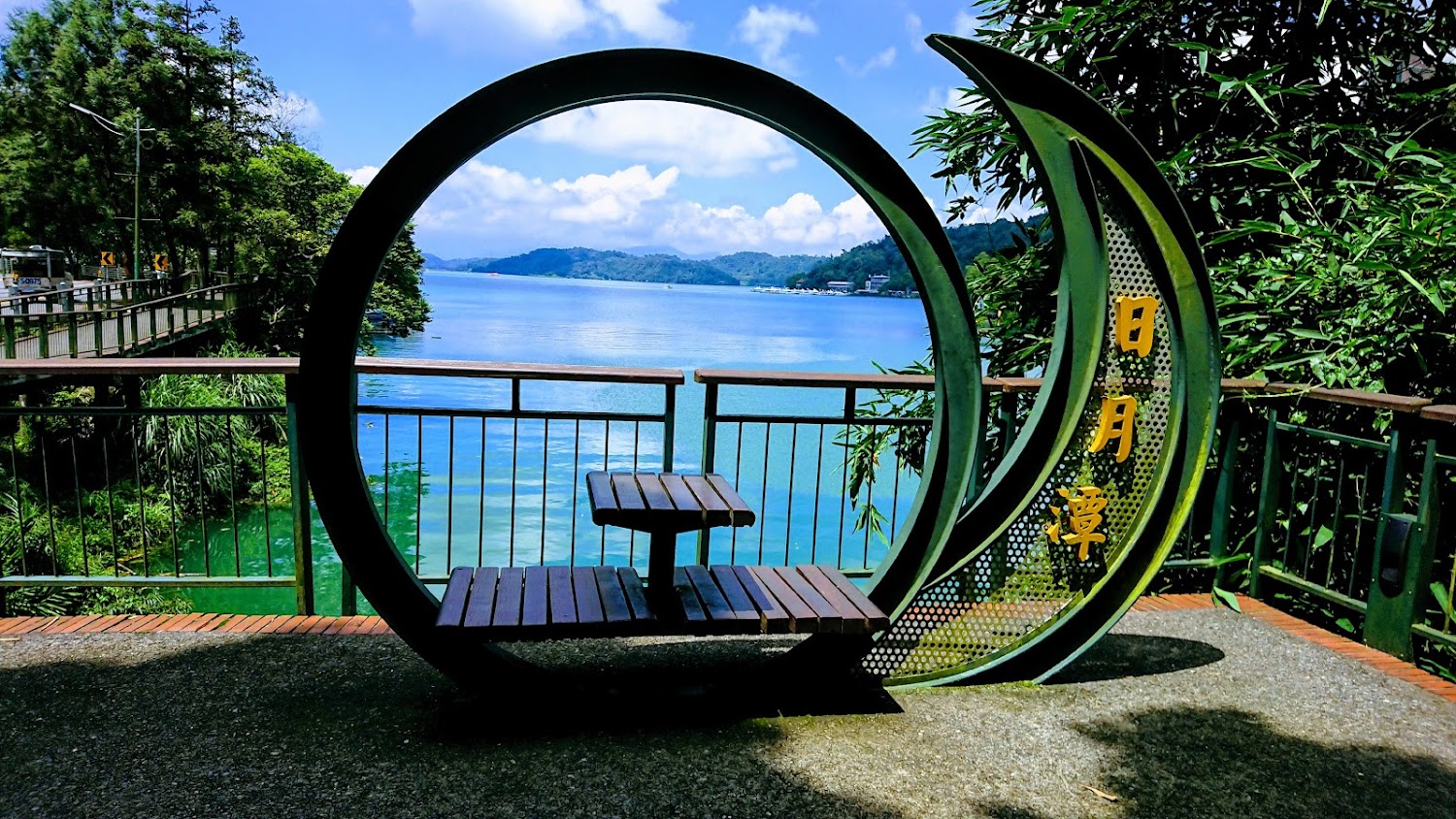 日月潭觀景座椅與湖光山色