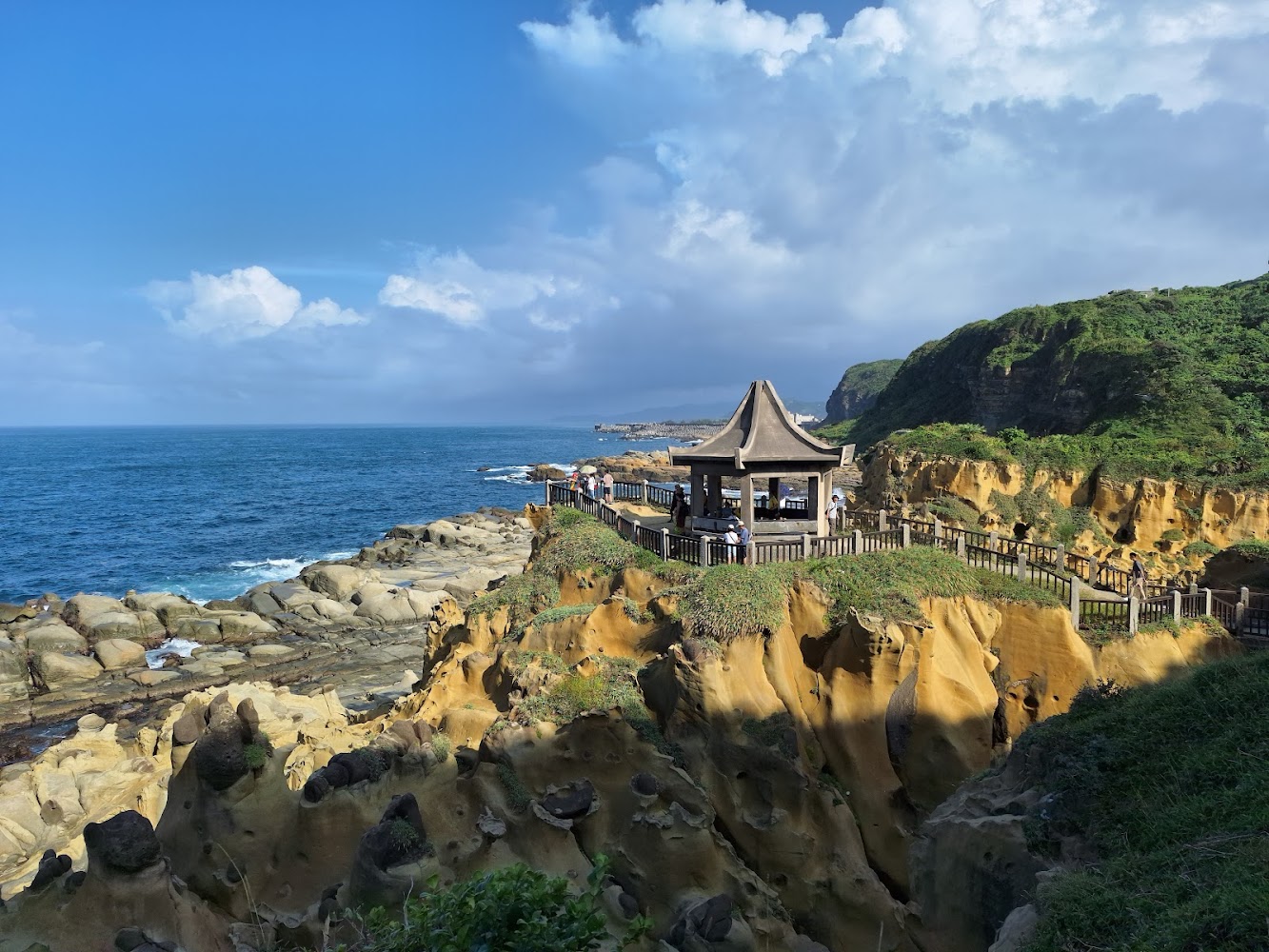 海岸奇岩與觀景步道，海景遼闊