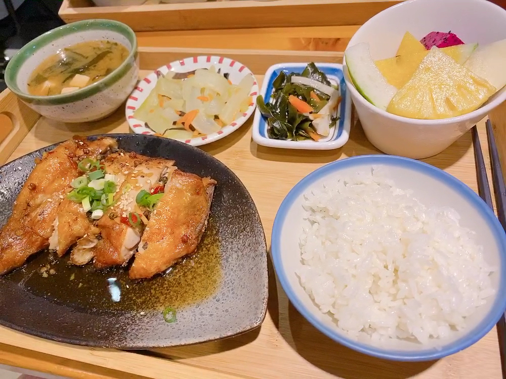 烤雞腿排日式定食，配白飯、味噌湯、小菜與水果