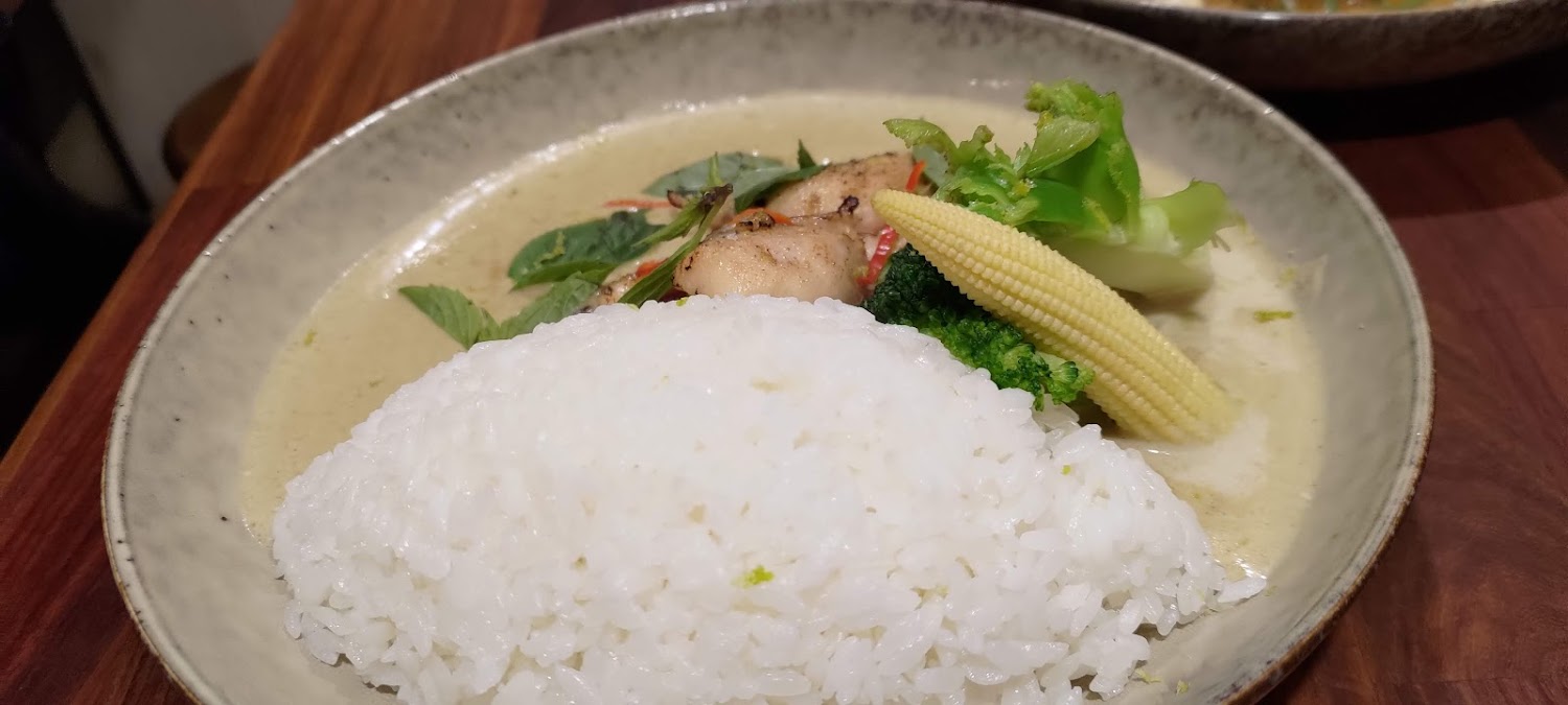 泰式椰汁綠咖哩雞飯搭配白飯花椰菜寶塔玉米與香草