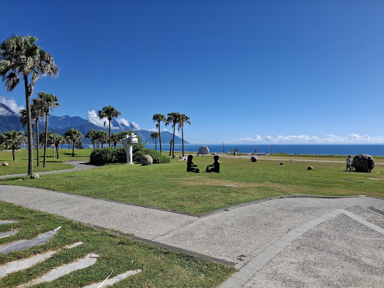 七星潭海濱公園草地椰子樹與海景