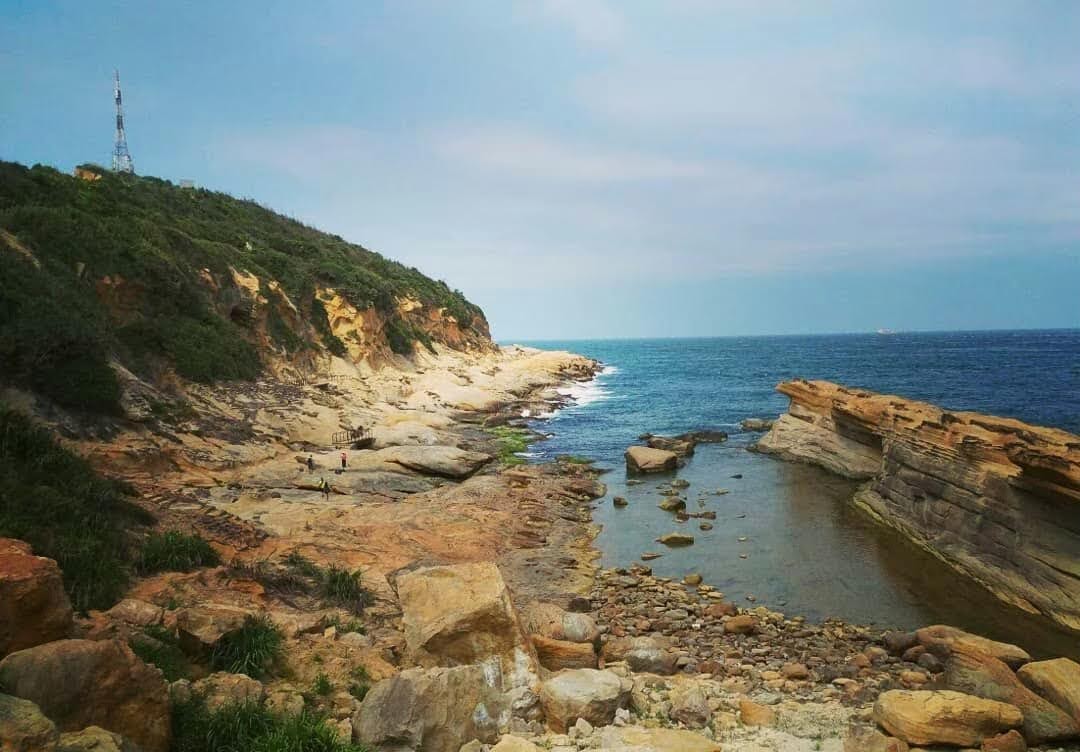 海岸景色藍色大海與岩石山坡
