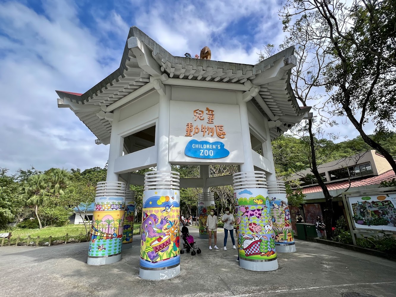 兒童動物區大門與彩繪圓柱