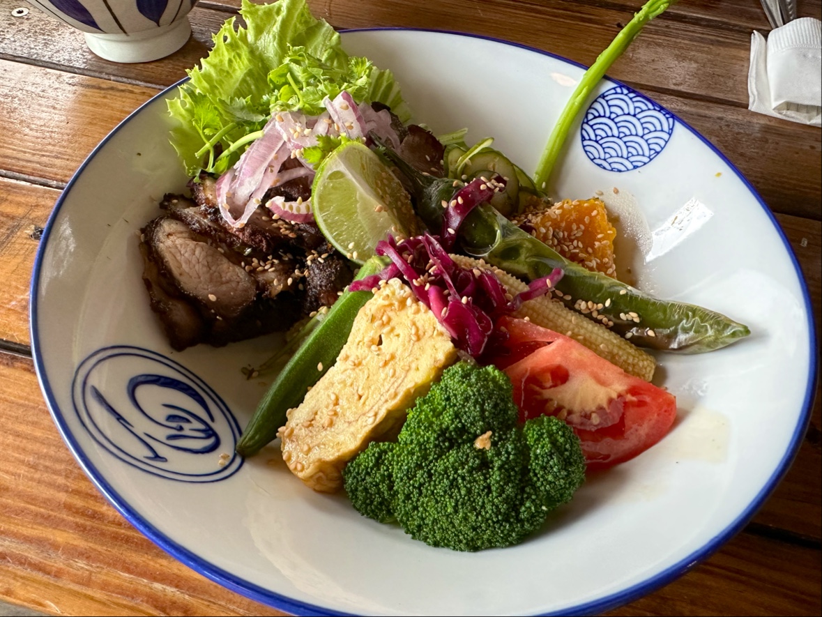 豐富日式定食包含烤肉片玉子燒與新鮮蔬菜