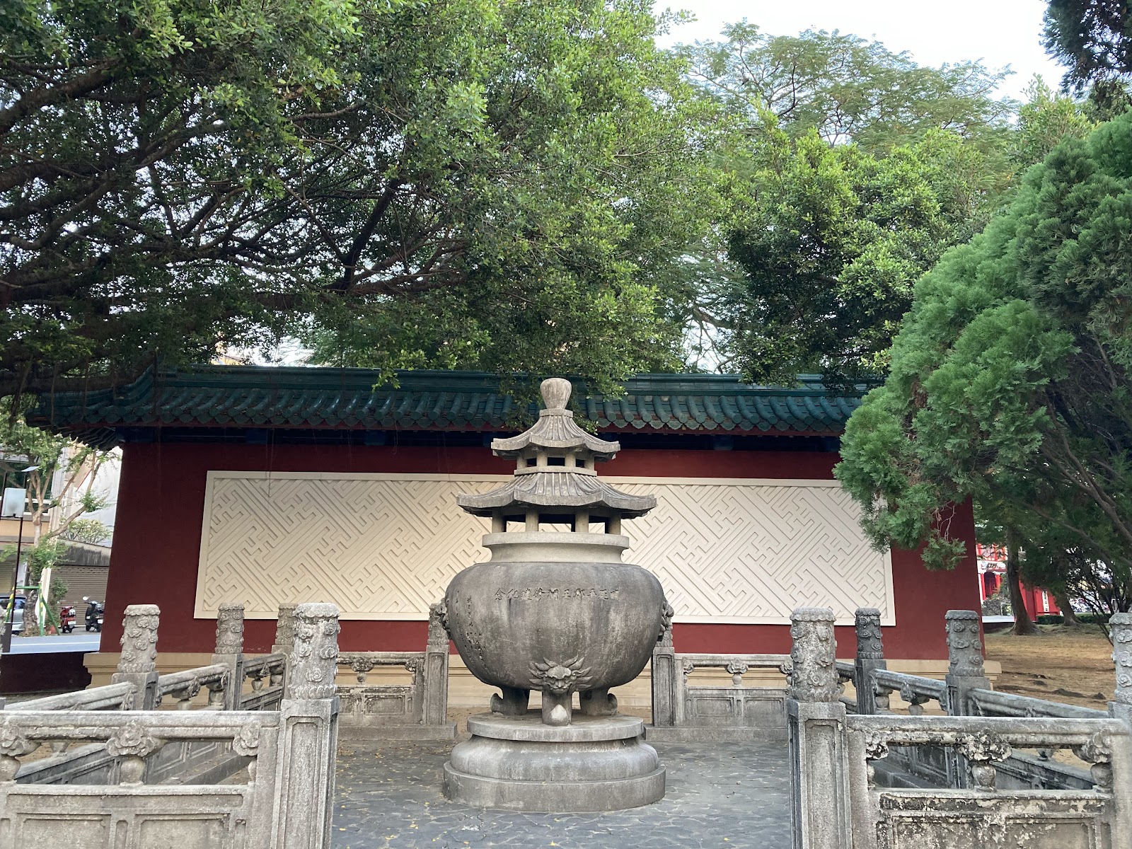 台南延平郡王祠廟埕石燈籠特寫，古樹背景