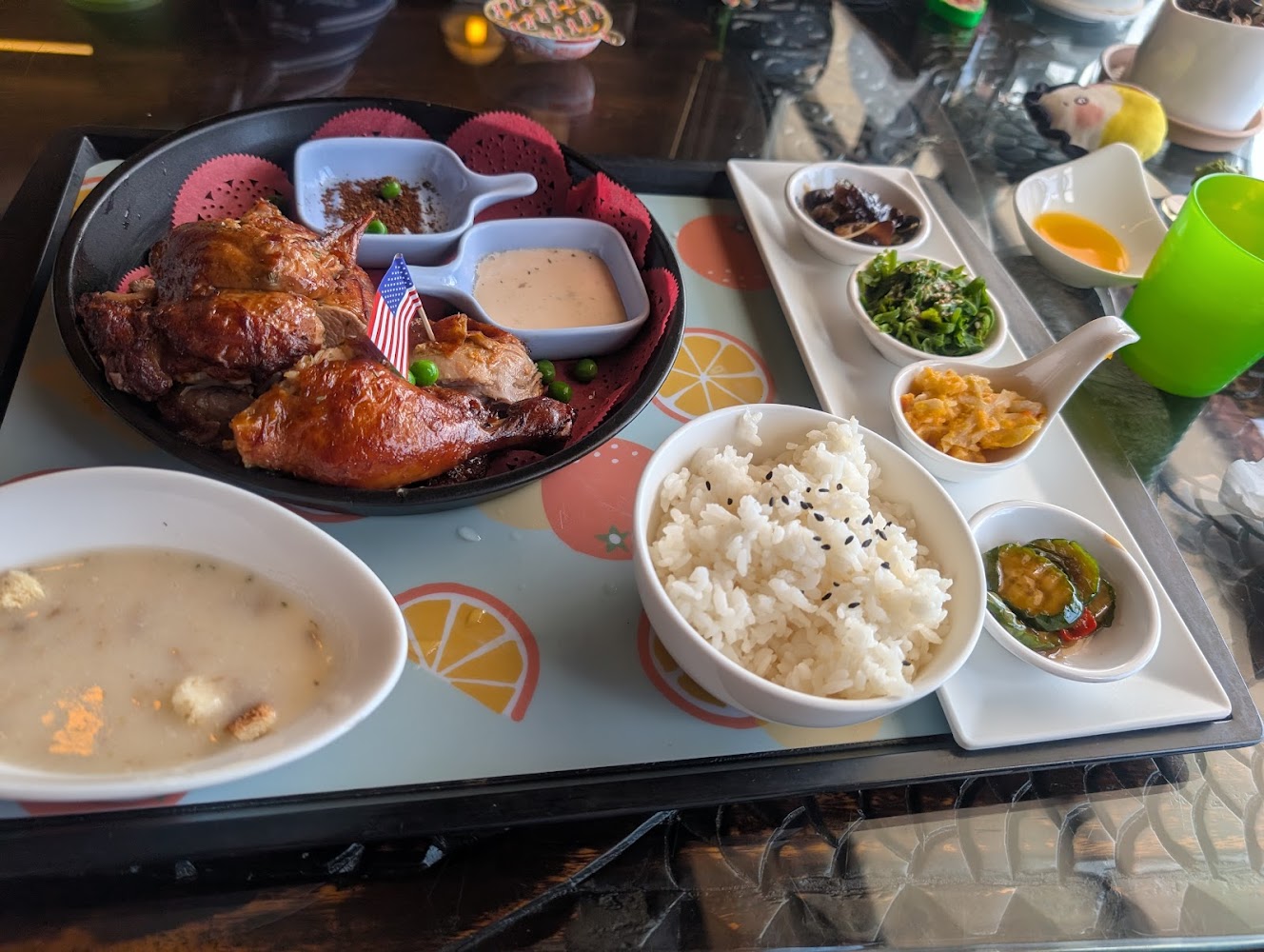 峇六景觀餐廳烤雞腿主餐搭配白飯與多樣配菜