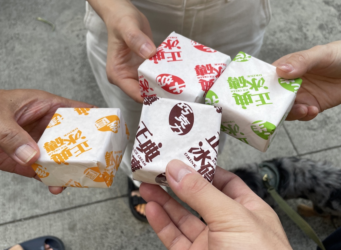 多人分享不同口味冰磚