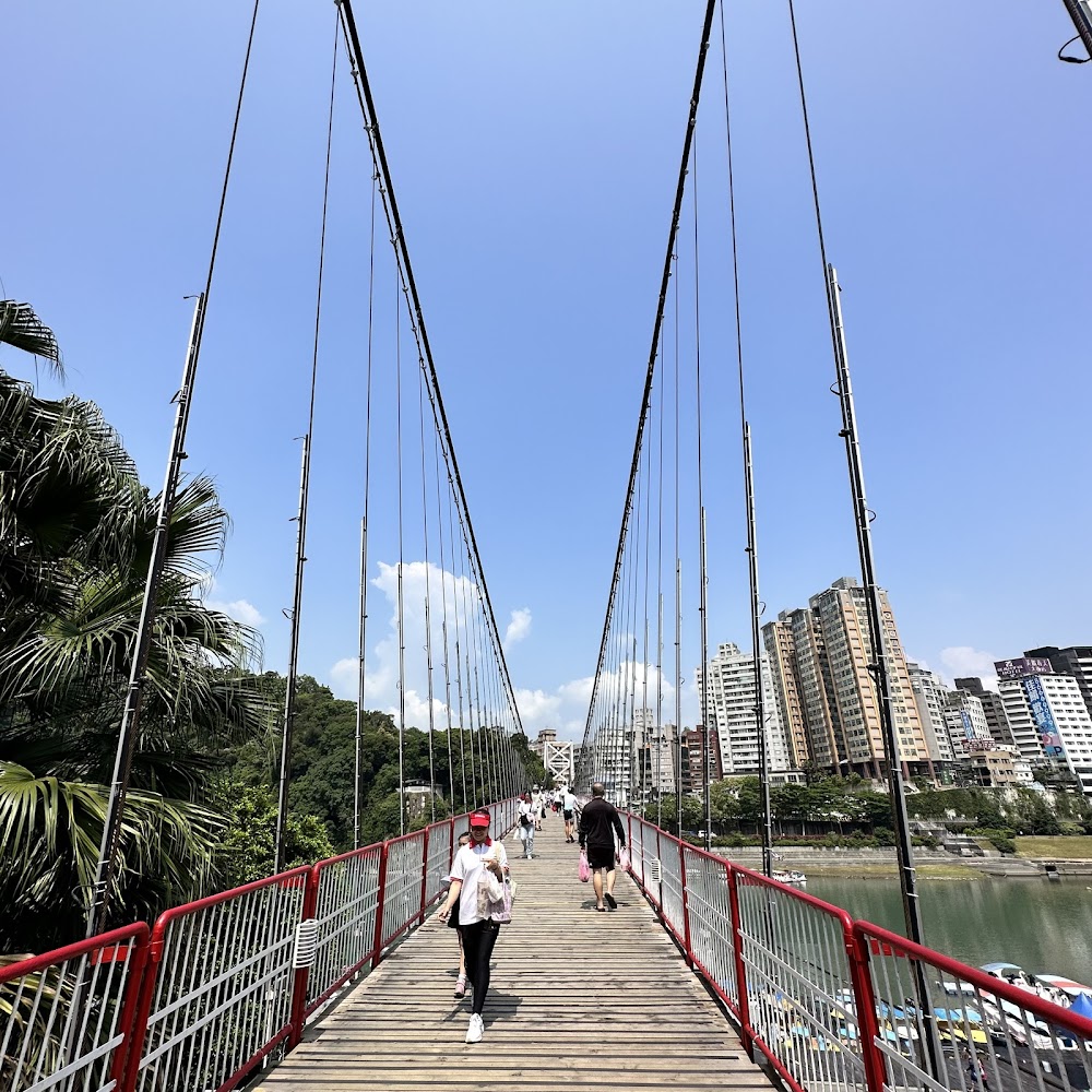 碧潭吊橋白天景觀與行人步行畫面