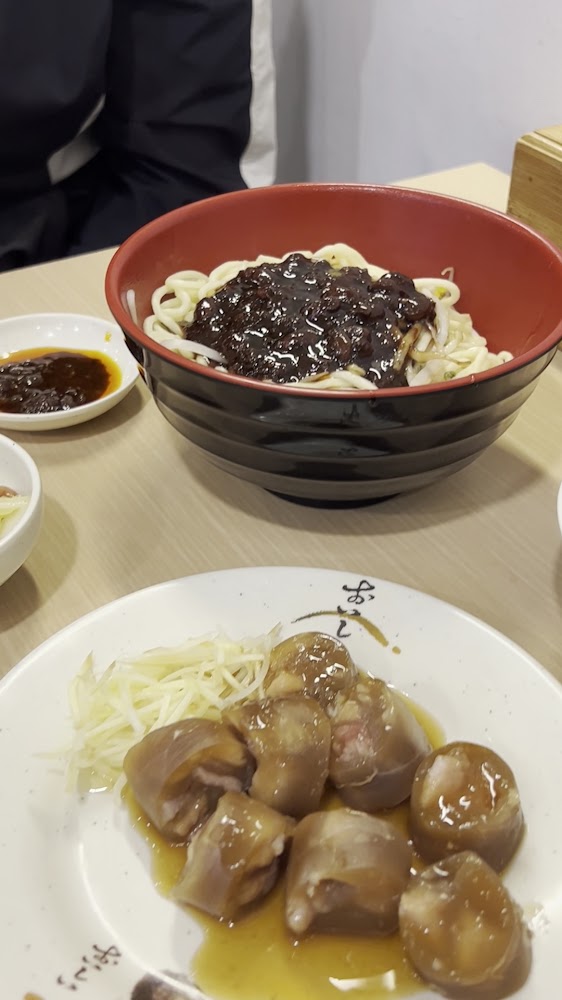 竹北黑炸醬麵與豬腳