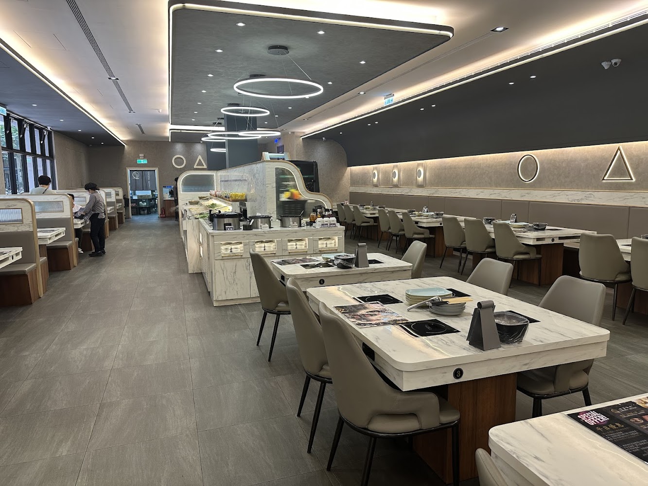 臻馨鍋物美術館店內部空間寬敞明亮，桌椅排列整齊。