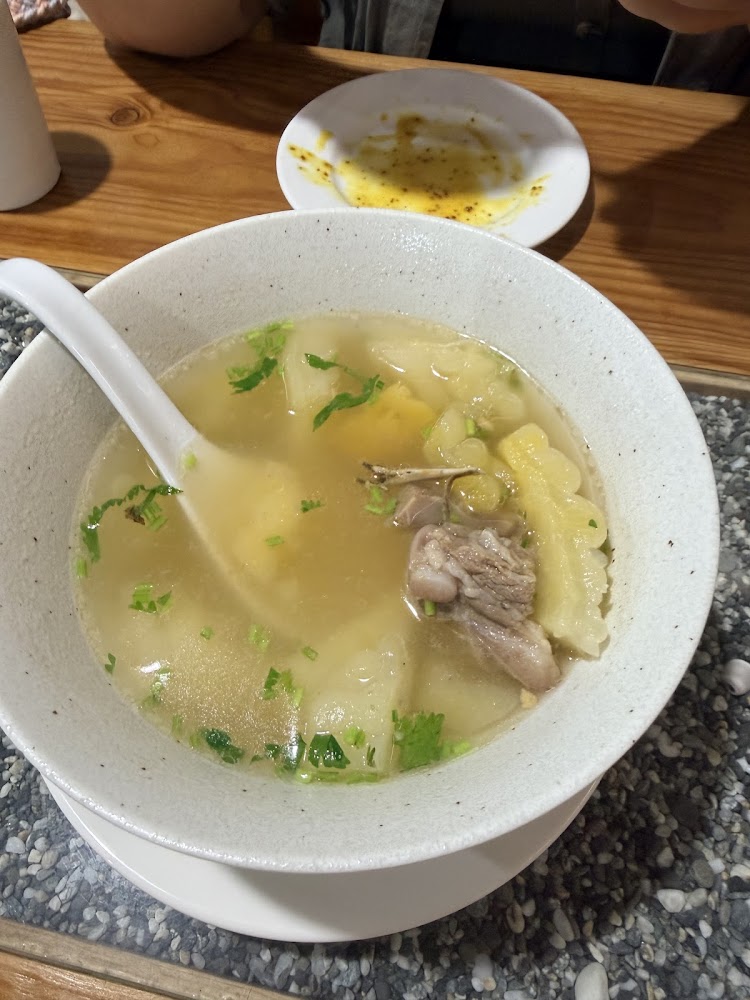 一碗排骨黃瓜蔬菜清湯