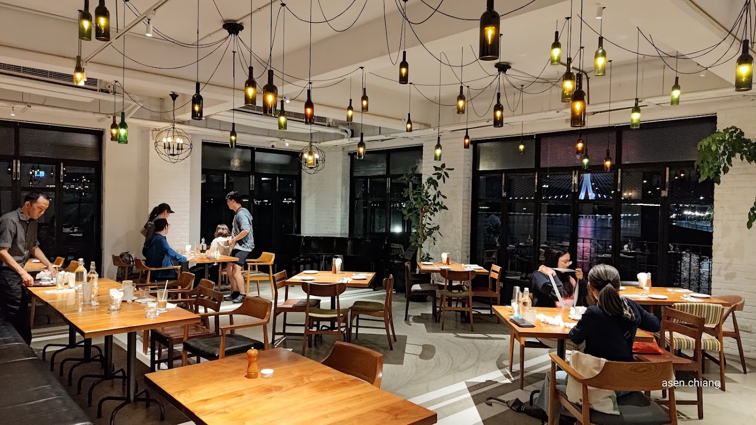 LA VILLA DANSHUI 餐廳內拉小提琴演奏