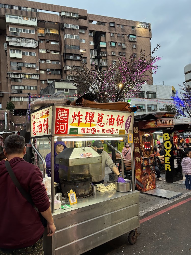 夜市街頭炸彈蔥油餅攤與排隊畫面