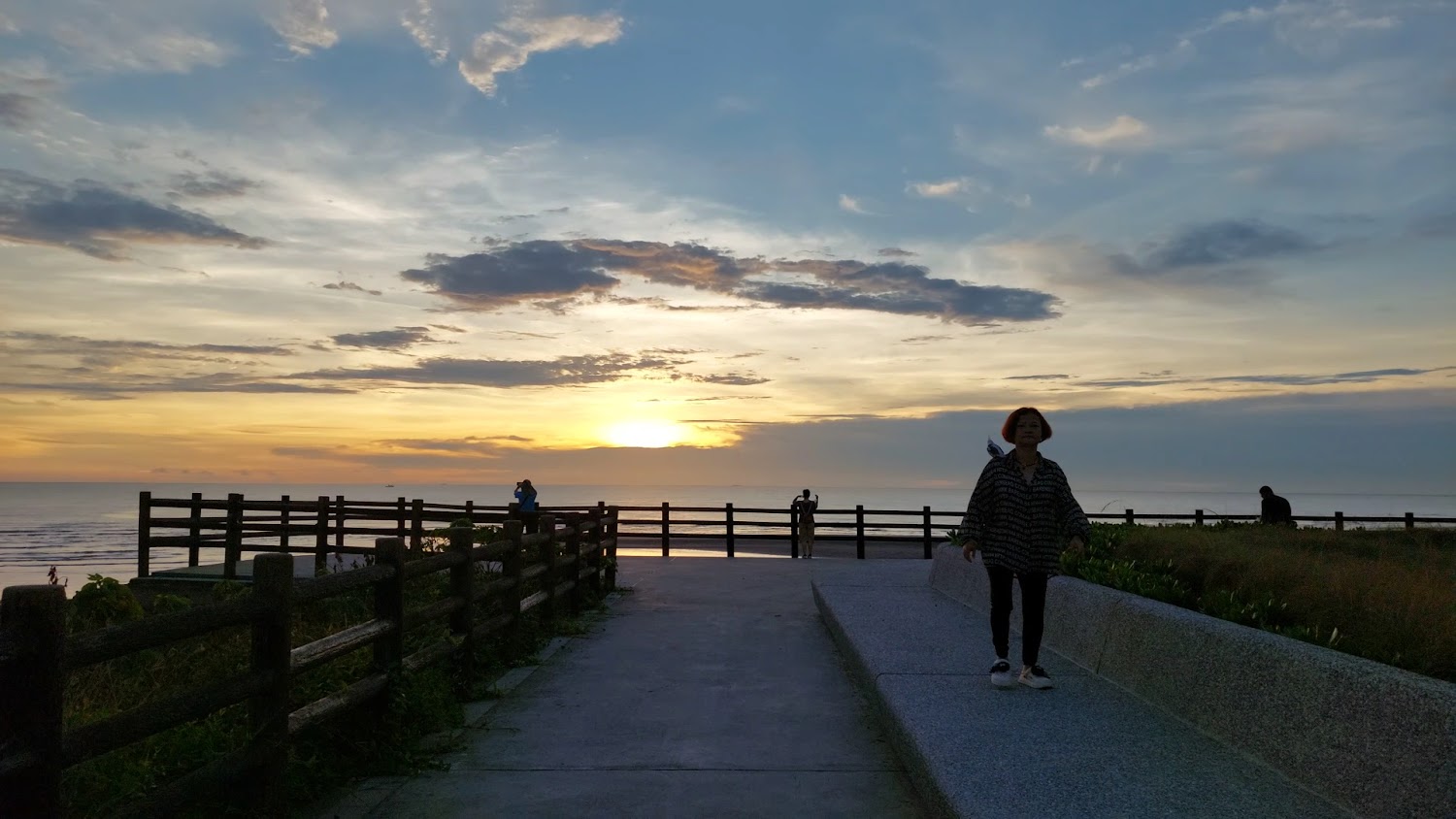 海天一線看海區夕陽步道景色