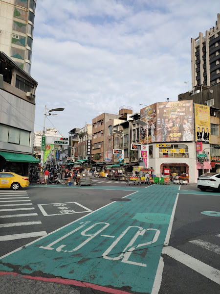 六合夜市在地美食攤位夜市熱鬧景象