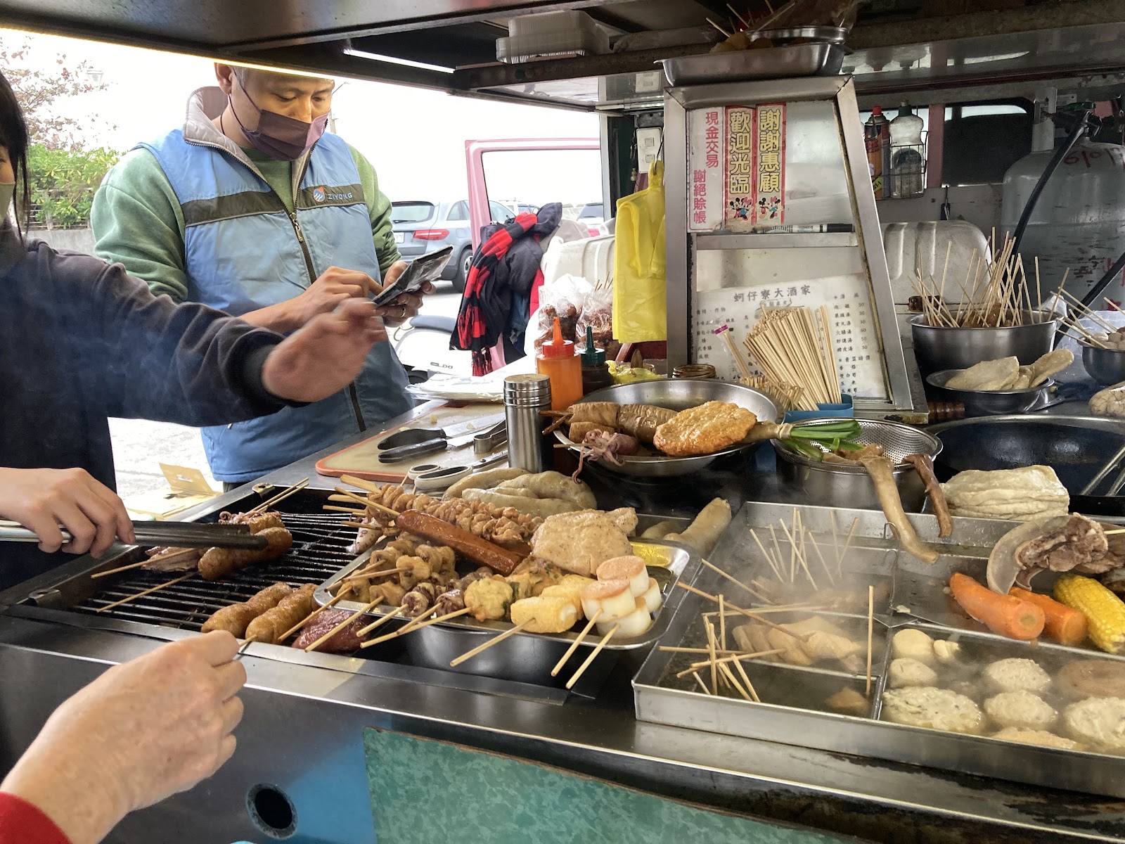 蚵仔寮大酒家攤車作業現場，老闆正在備料烹調
