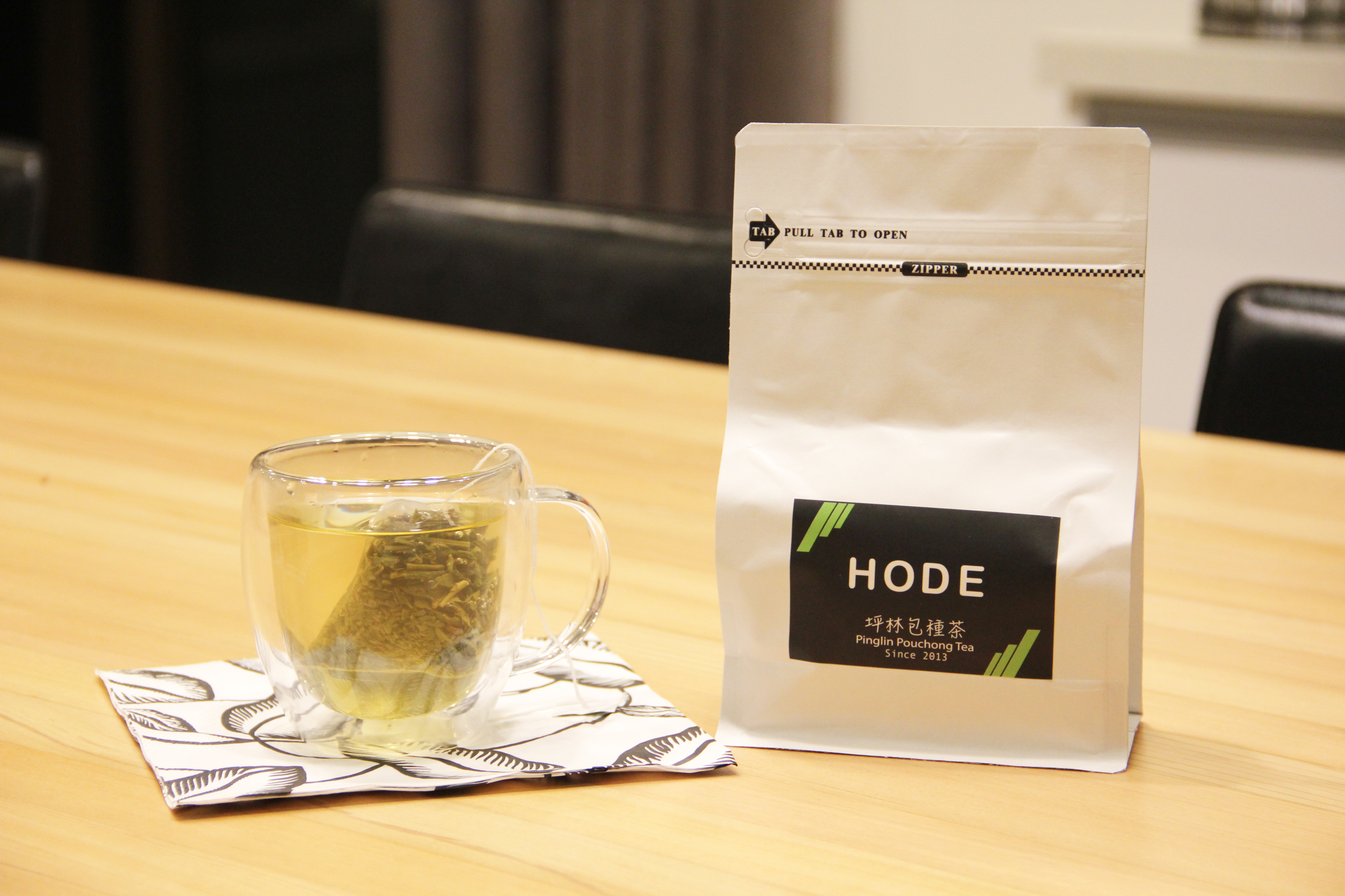 玻璃杯茶飲與HODE坪林包種茶包裝