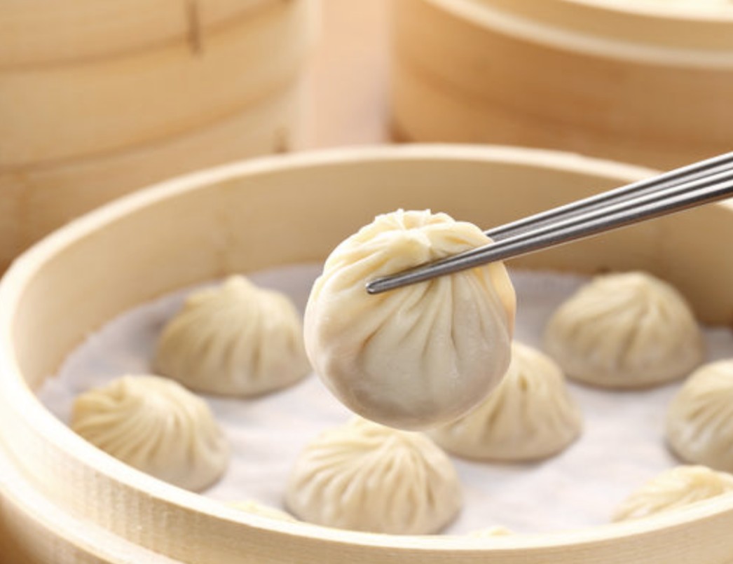 鼎泰豐101店小籠包夾起特寫