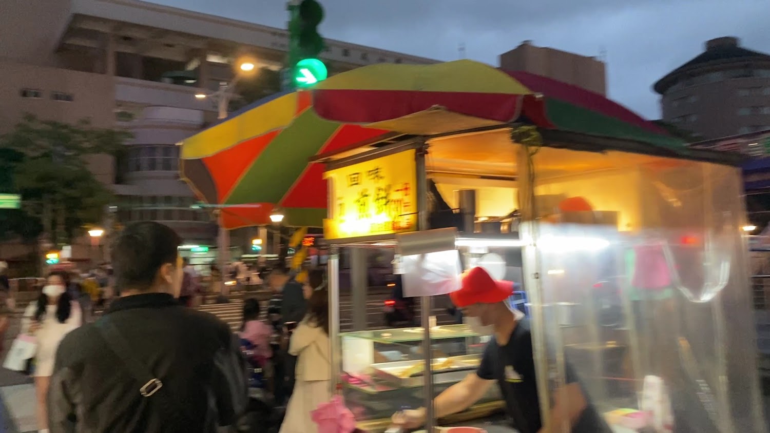 公館商圈夜市攤販，彩色遮陽傘下聚集不少人潮。