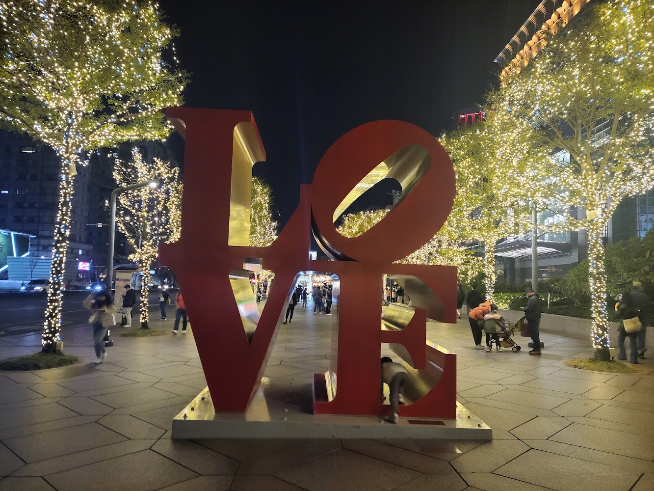 夜晚點燈的LOVE裝置藝術