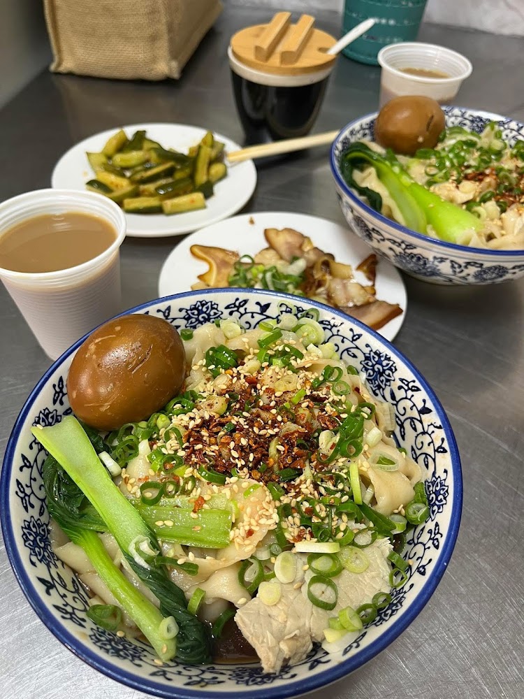 兩碗拌麵與多樣小菜