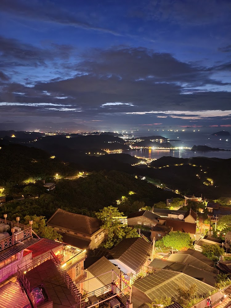九份夜晚山城、紅燈籠與遠方海灣景色