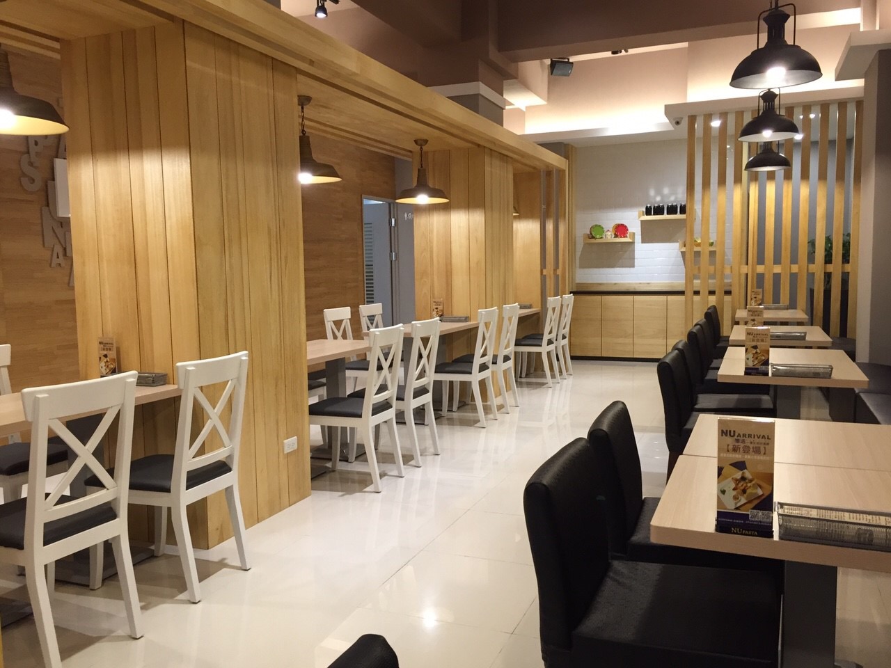 三皇三家高雄岡山店明亮整潔白色格子椅用餐空間
