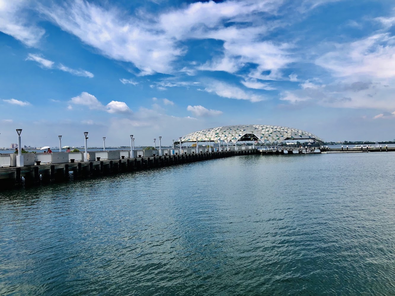 長碼頭與特殊建築及大片水域