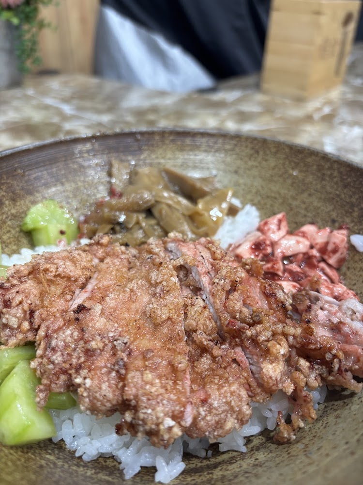一道丼飯上有炸豬排與多樣配菜色彩豐富