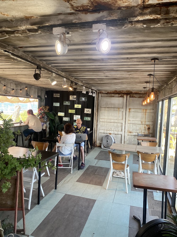 鹿邊咖啡工業風室內空間與用餐客席