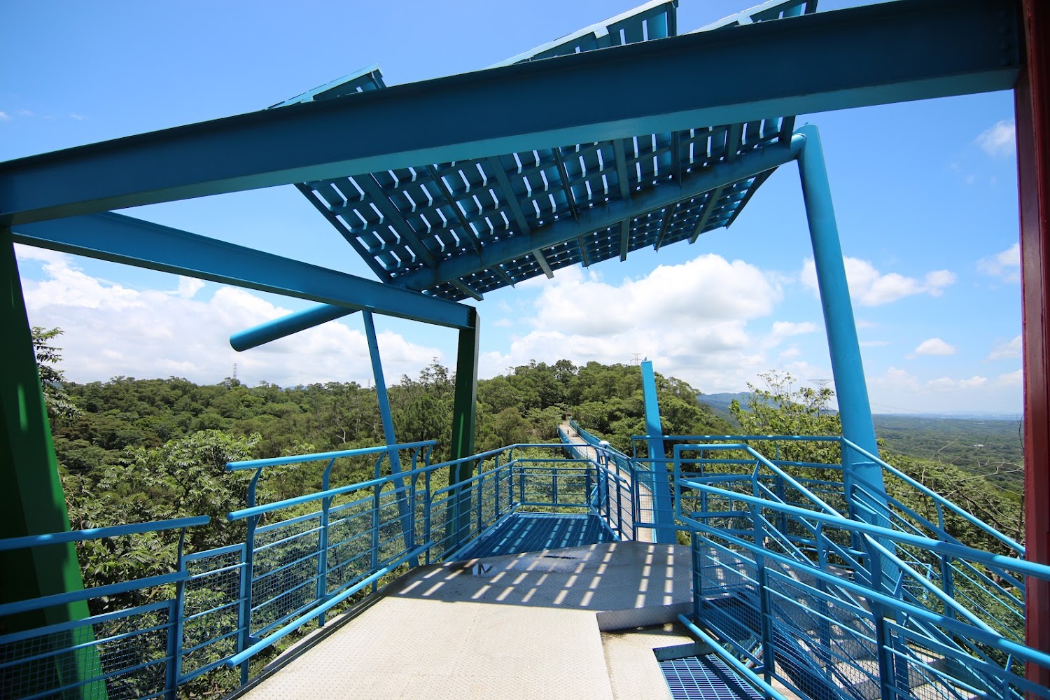 九華山天空步道藍色橋體與山林
