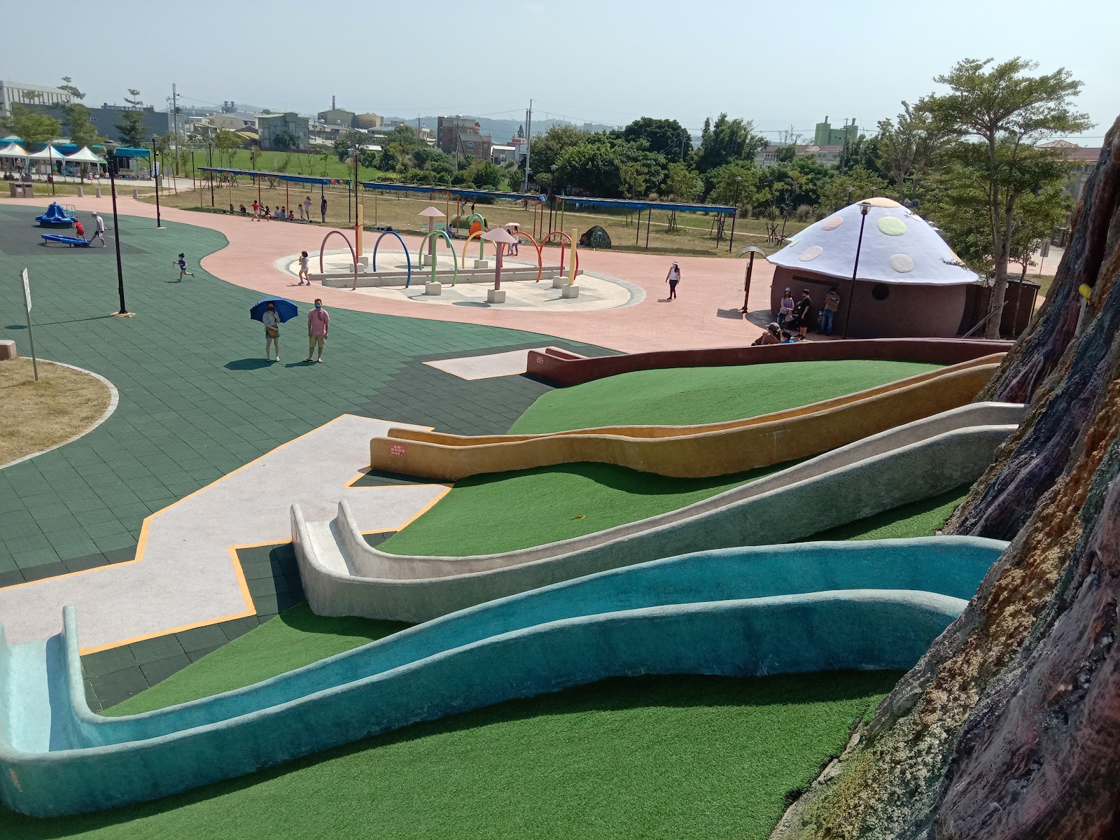 竹南獅山親子公園空拍圖，彩色波浪溜滑梯與遊樂設施
