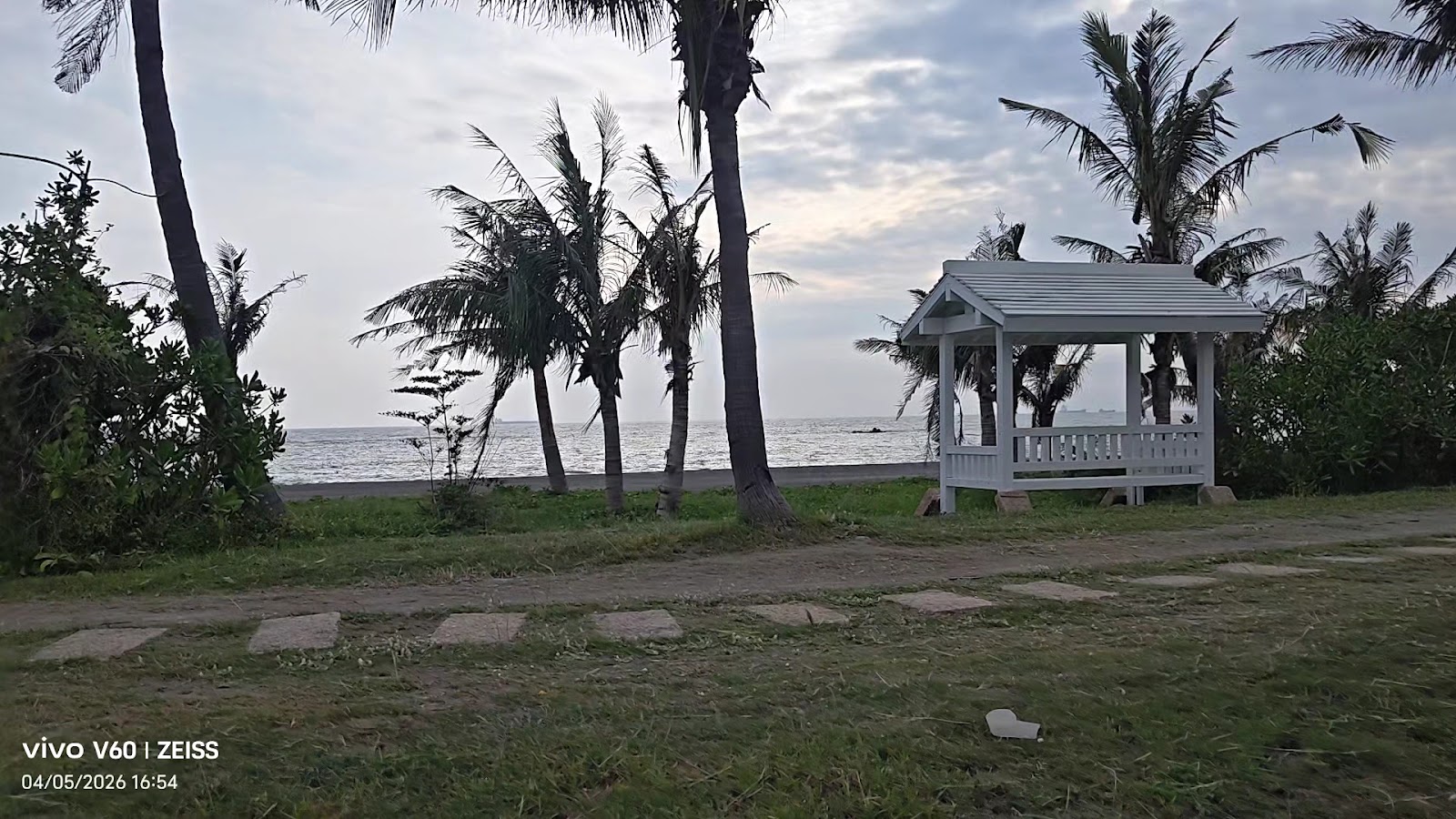 旗津海岸公園椰子樹搖曳，白色涼亭，傍晚海景，高雄旗津