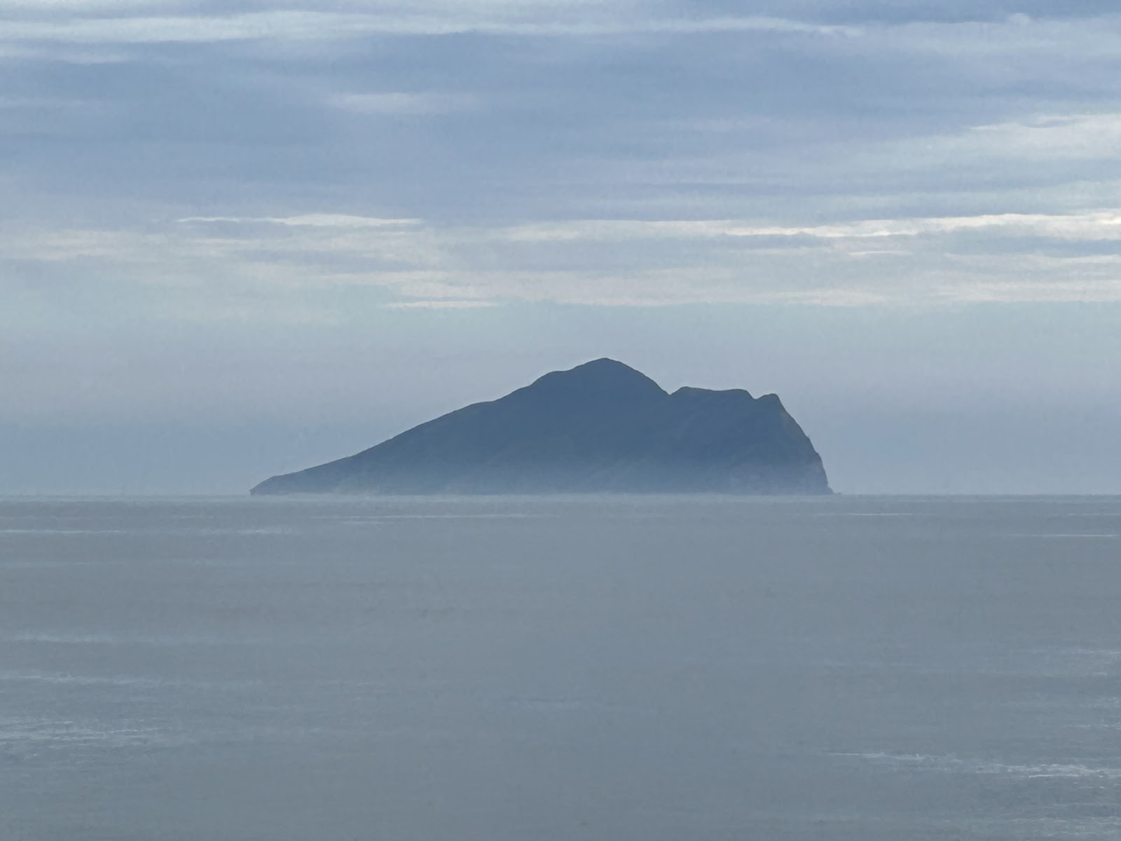 龜山島在薄霧中的輪廓剪影