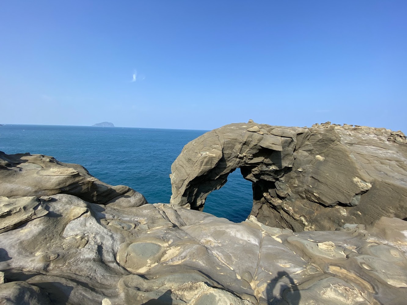 深澳岬角水豚岩海蝕拱岩與藍海景色