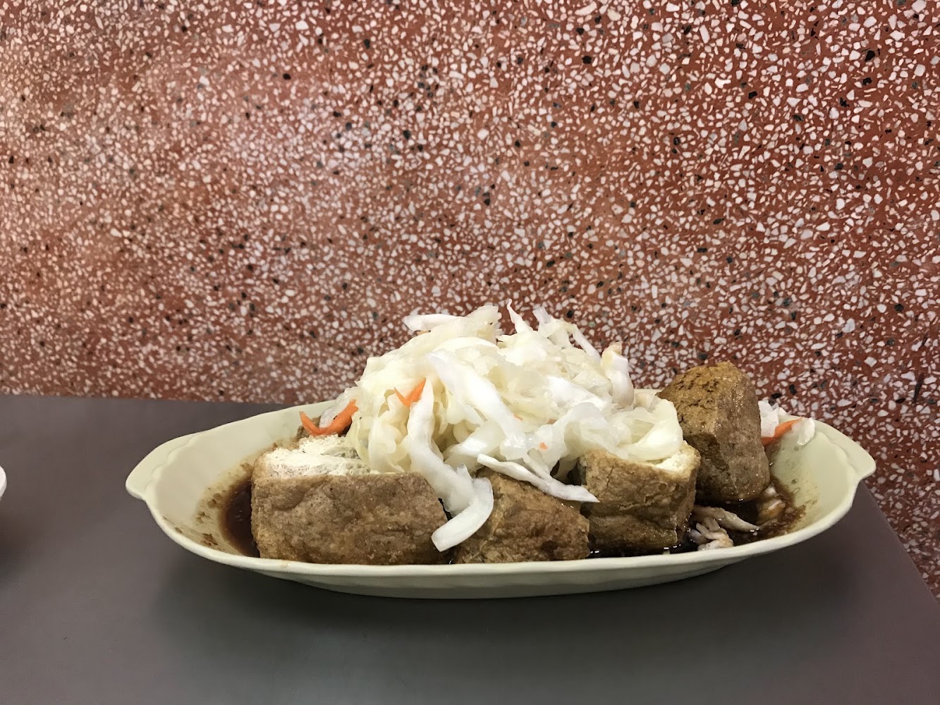 臭豆腐搭配大量泡菜與醬汁