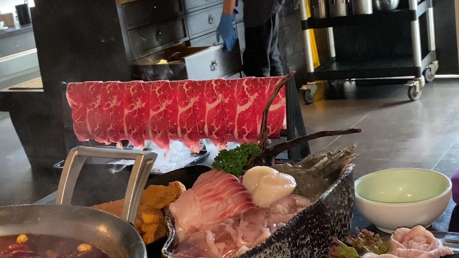 火鍋海鮮拼盤與牛肉片
