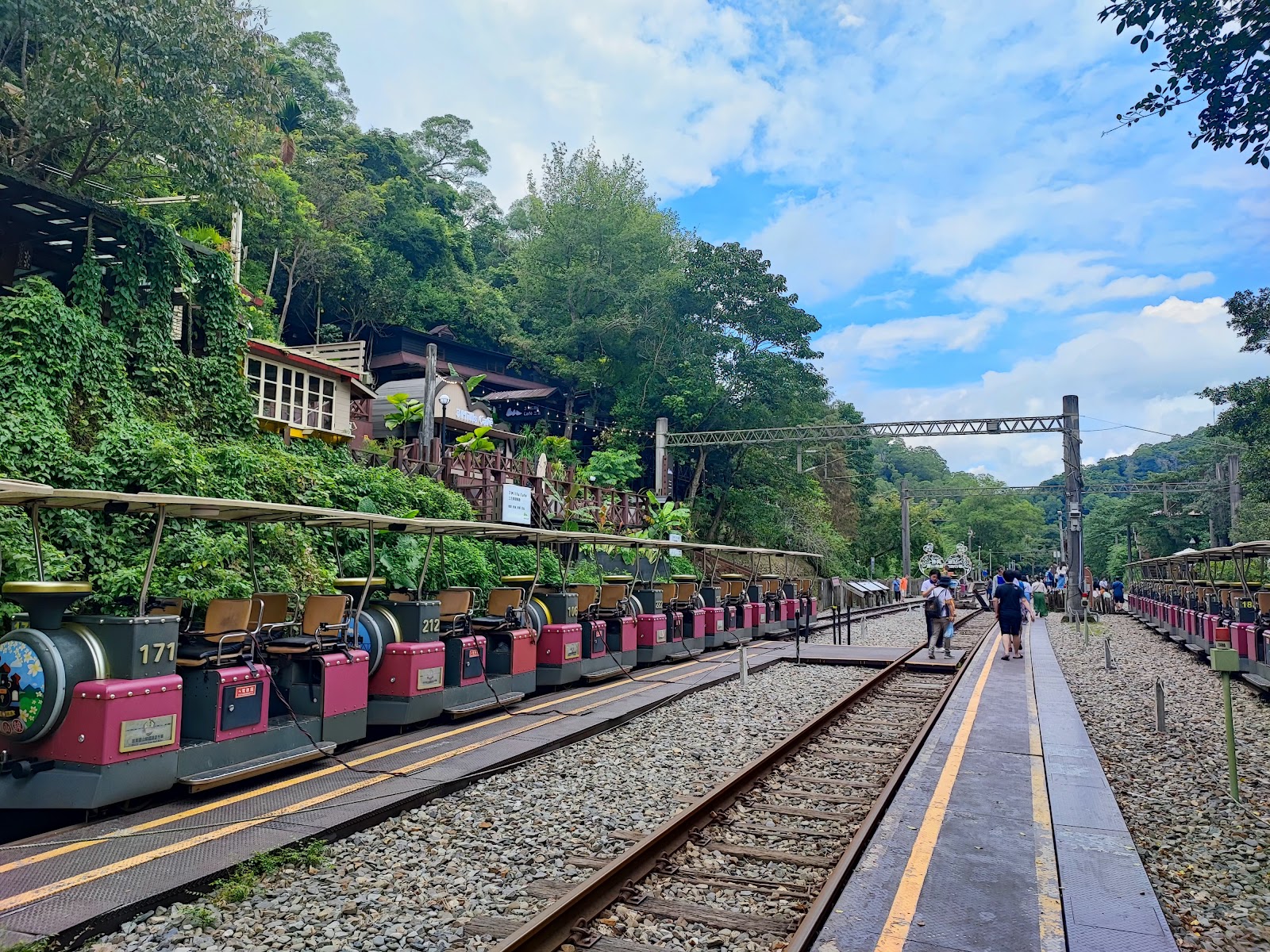 勝興車站月台，粉紅迷你觀光小火車，鬱鬱蔥蔥山林背景
