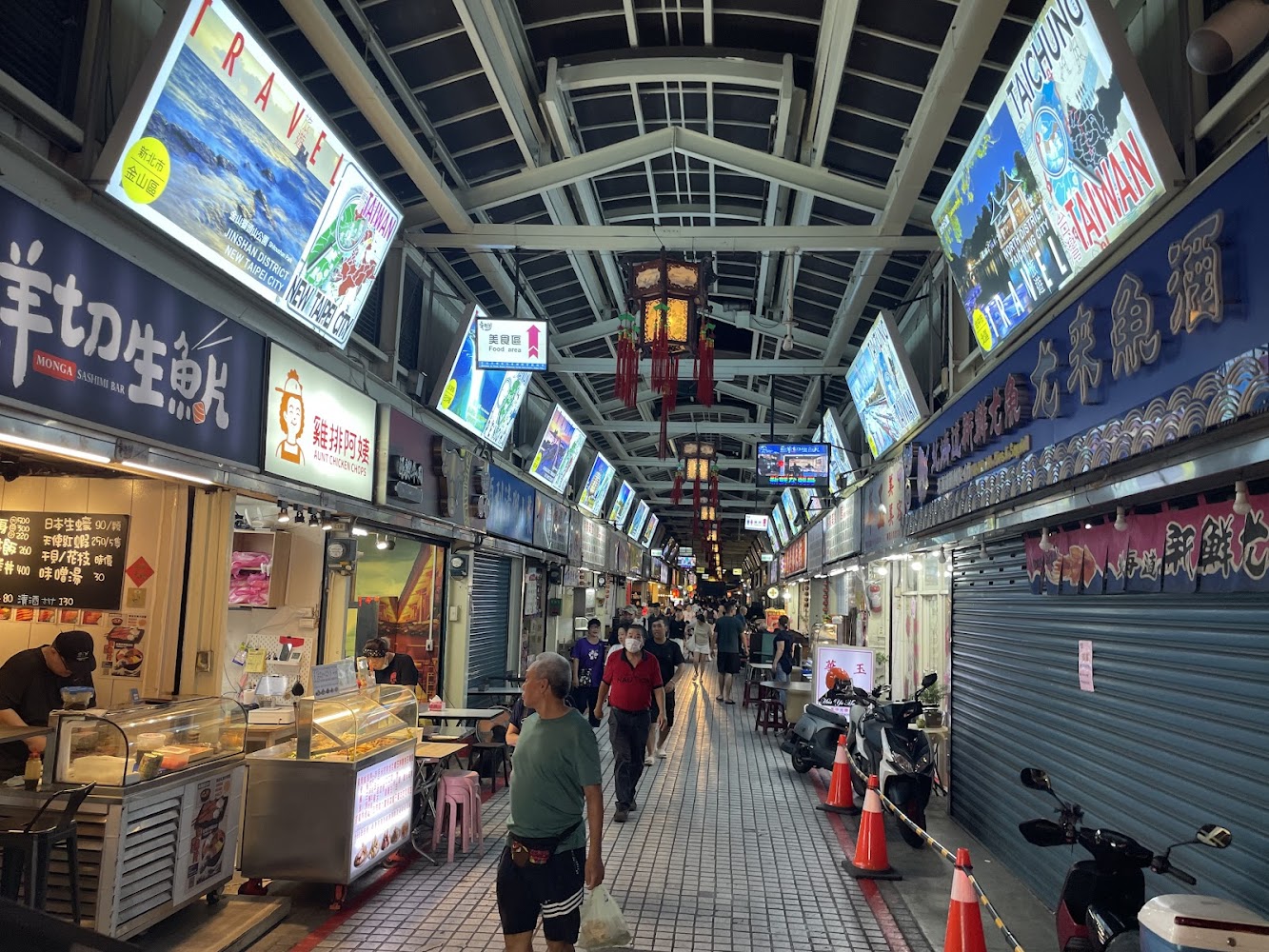 華西街夜市街道與海鮮小吃攤位
