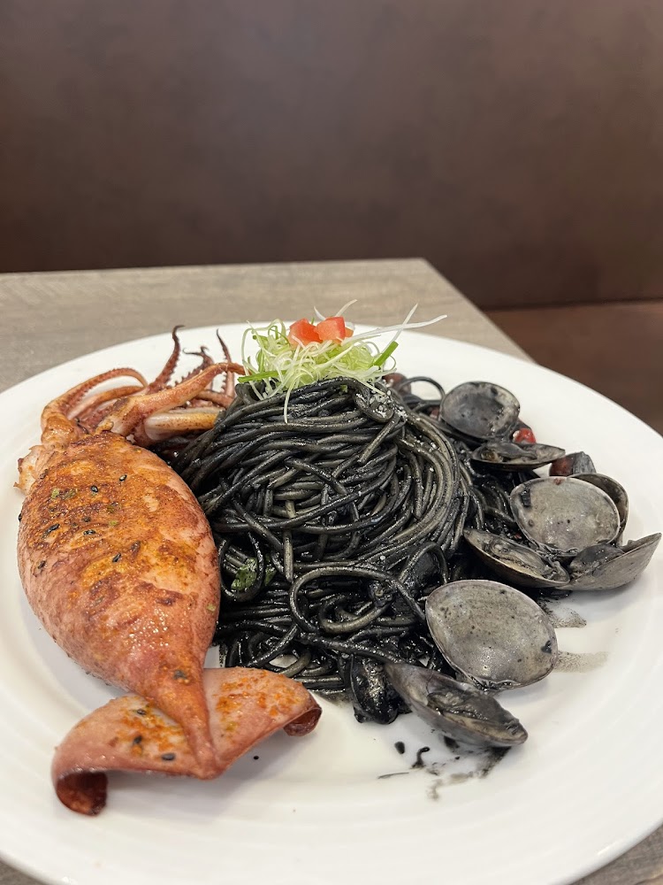 墨魚麵搭配魷魚與蛤蜊，海鮮擺盤精緻