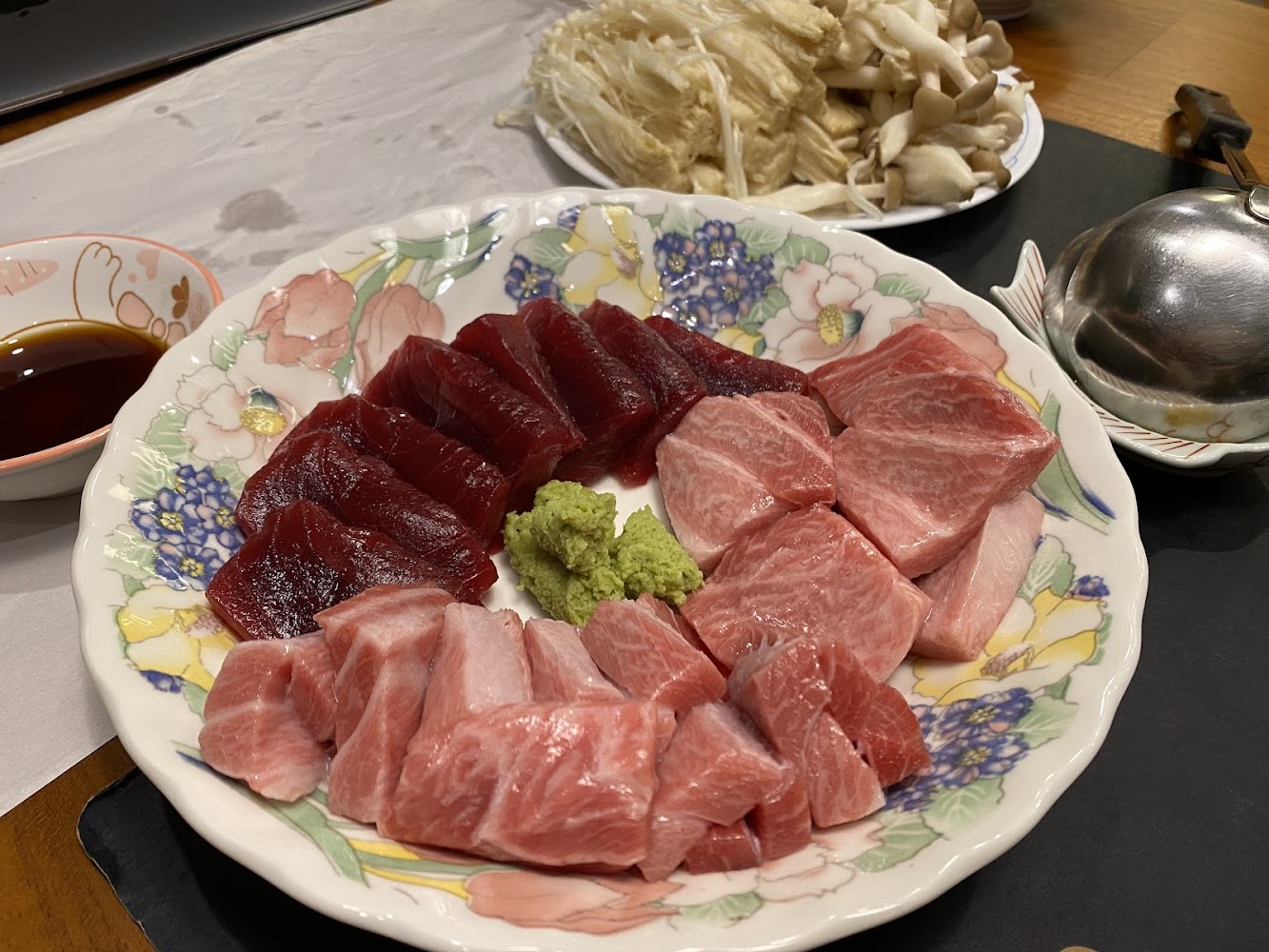 黑鮪魚生魚片拼盤含赤身與油脂豐富腹肉