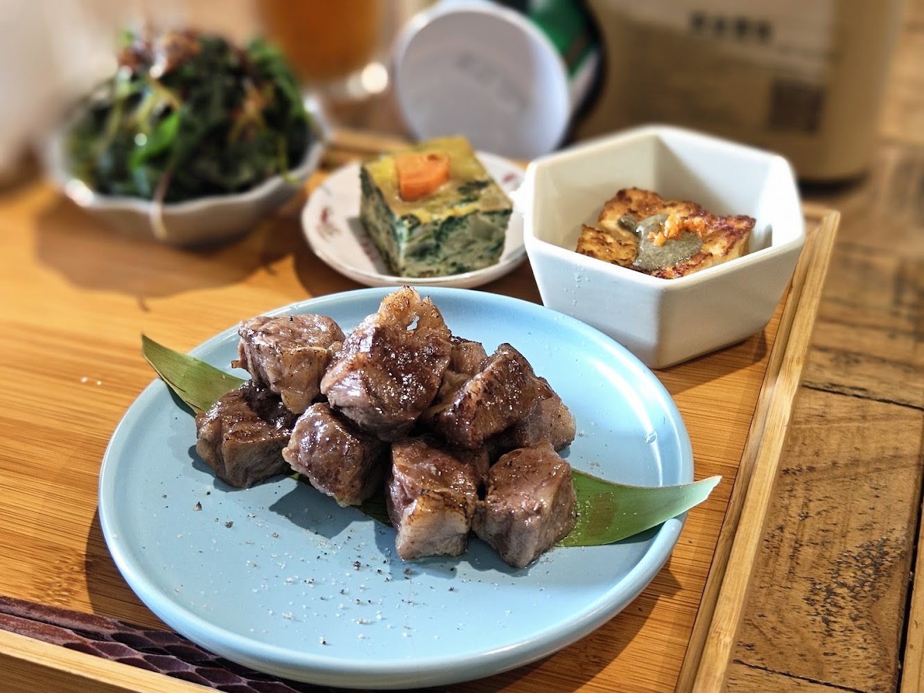 牛肉骰子搭配豆腐與沙拉