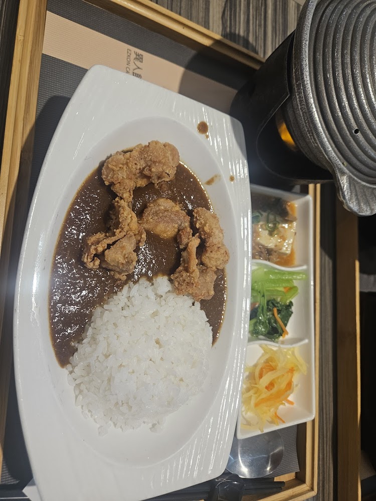 日式炸雞咖哩飯搭配白飯、小菜與小火鍋