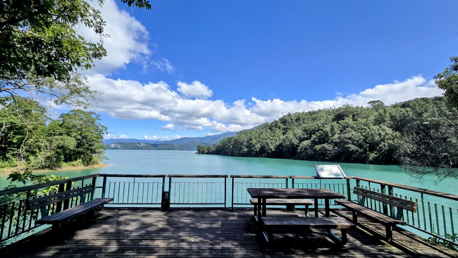 日月潭湖邊觀景台與山水景色