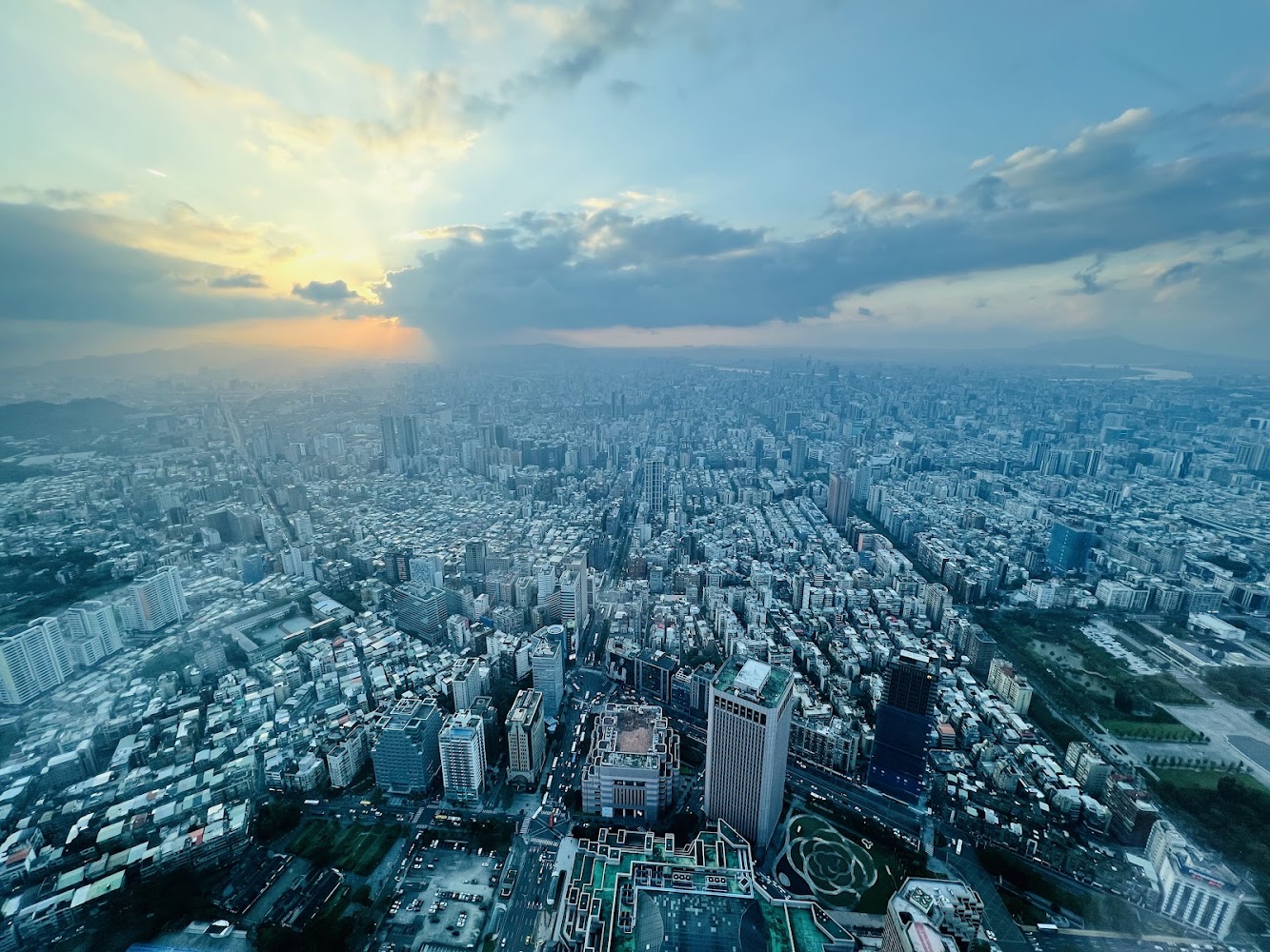 台北101觀景台高空城市景觀與夕陽雲層