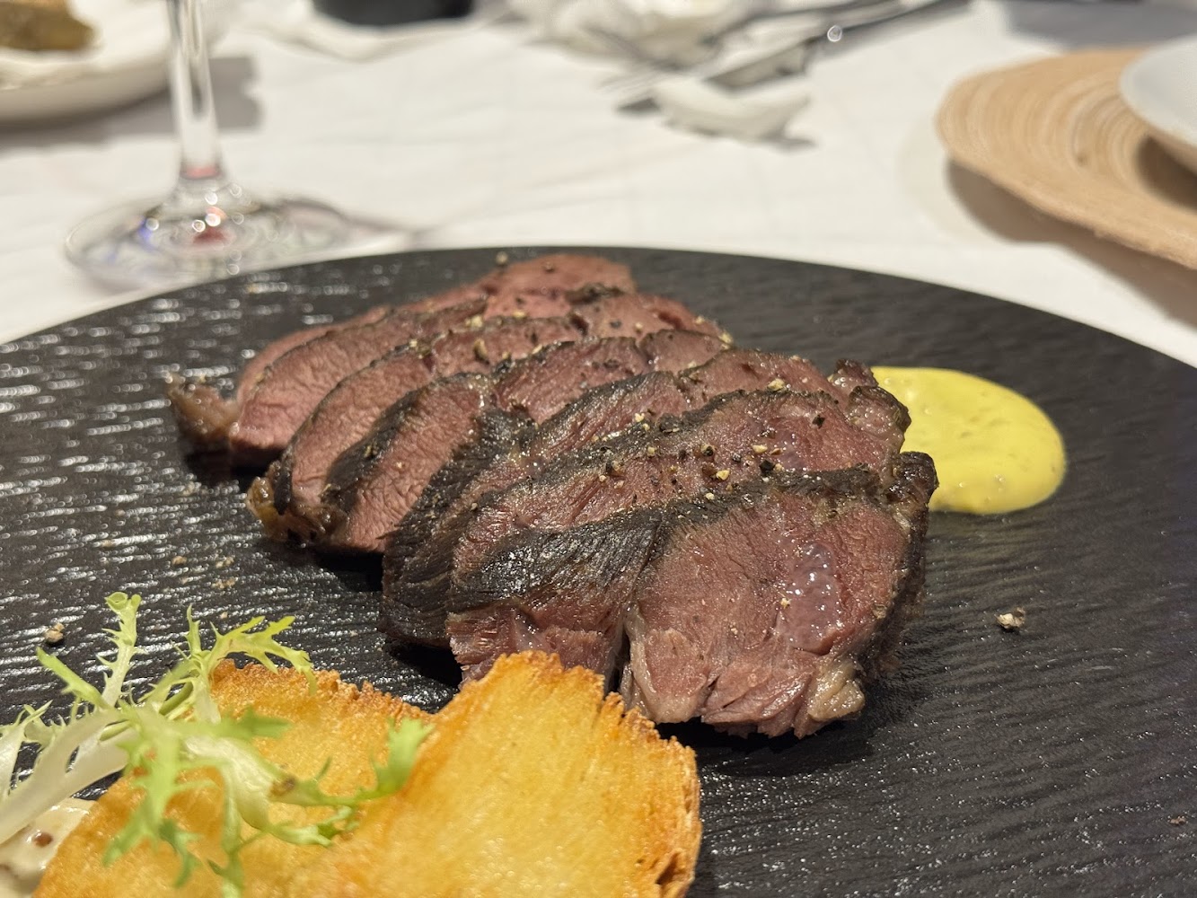 精緻牛排料理配馬鈴薯餅與黃色醬汁