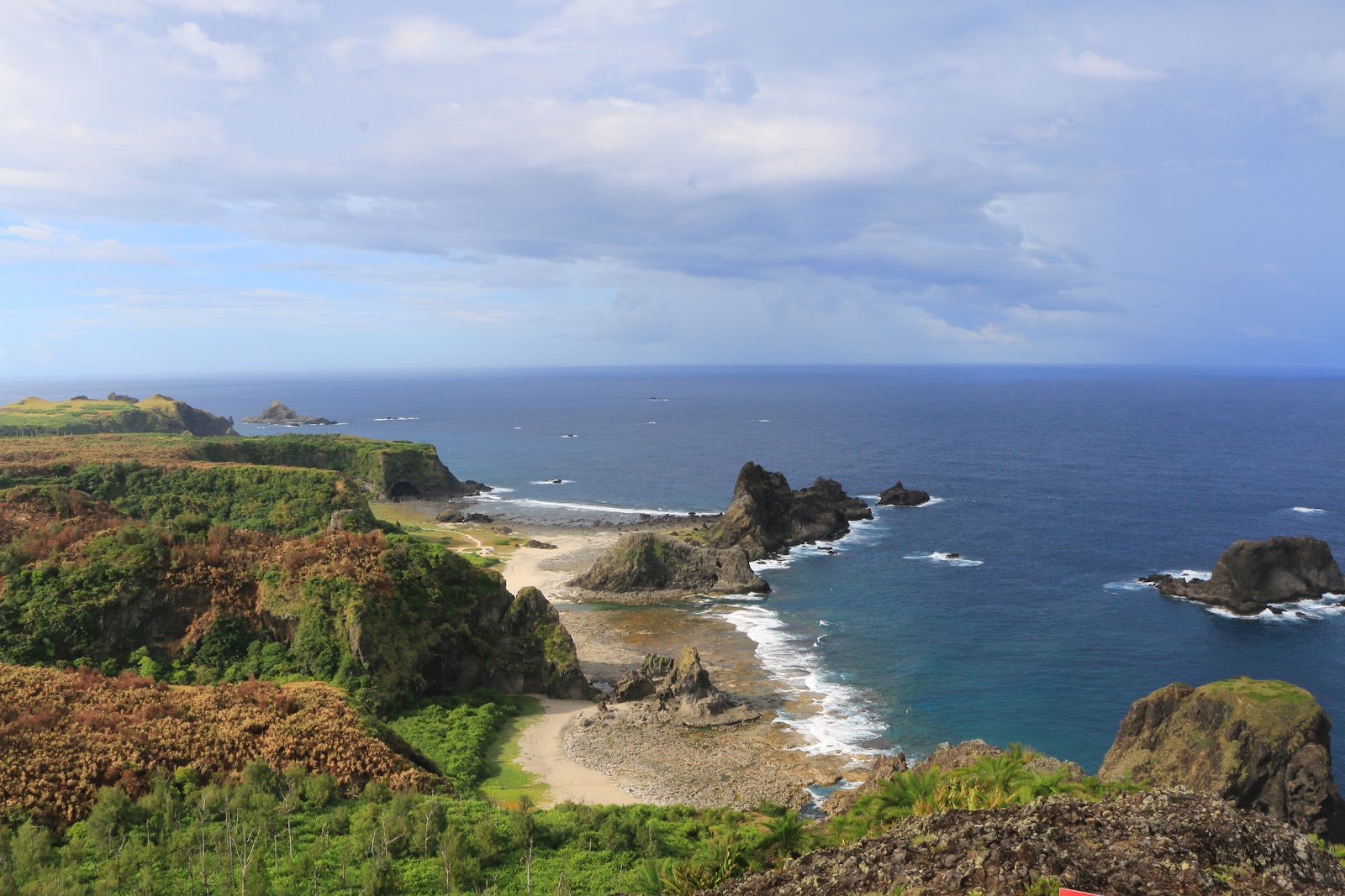 柚子湖高處俯瞰綠島東岸礁岩海岸線,碧藍海水與礁石地景壯觀