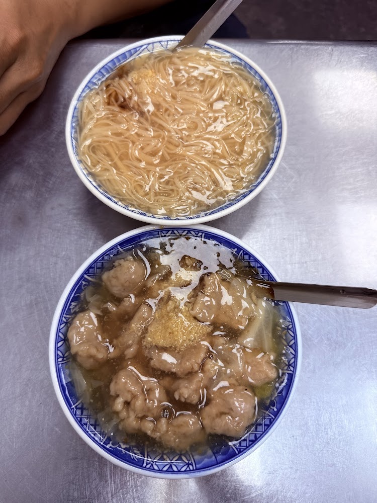 兩碗台灣傳統麵線料理，一碗純麵線一碗加肉羹