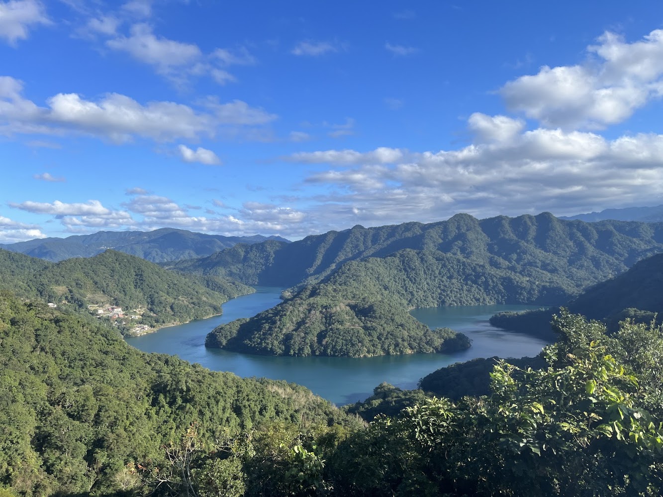土虱頭觀景臺俯瞰湖景與群山