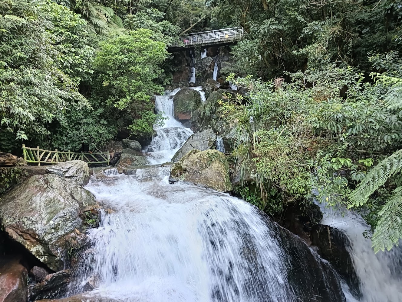 大屯瀑布與步道橋景觀